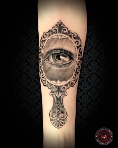 Edwin_Marin_008_Eye_Hand_Mirror